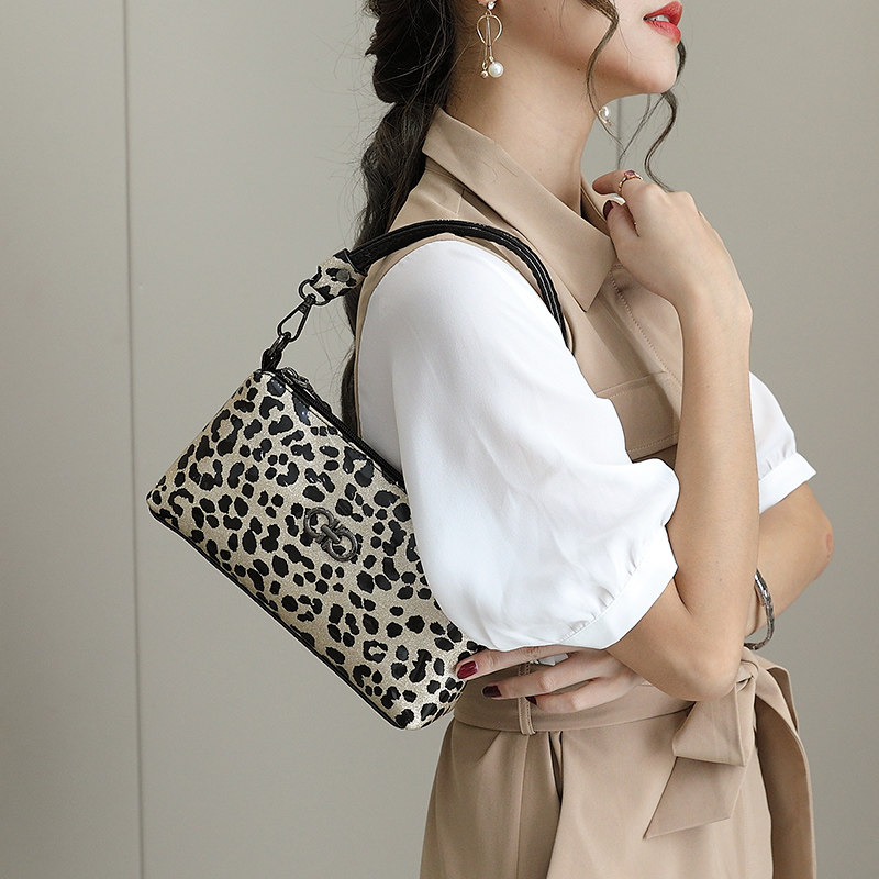 2020韩版新款女士亮皮斜挎小包包 草木生箱包女士包袋