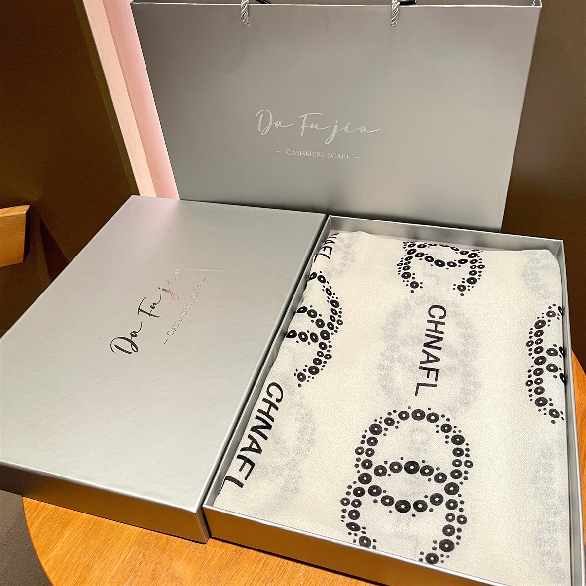 2025春夏季新款洋气小香字母空调房披肩围巾女薄棉麻手感丝巾围脖,淘宝优惠券,粉丝福利购,淘宝优惠卷