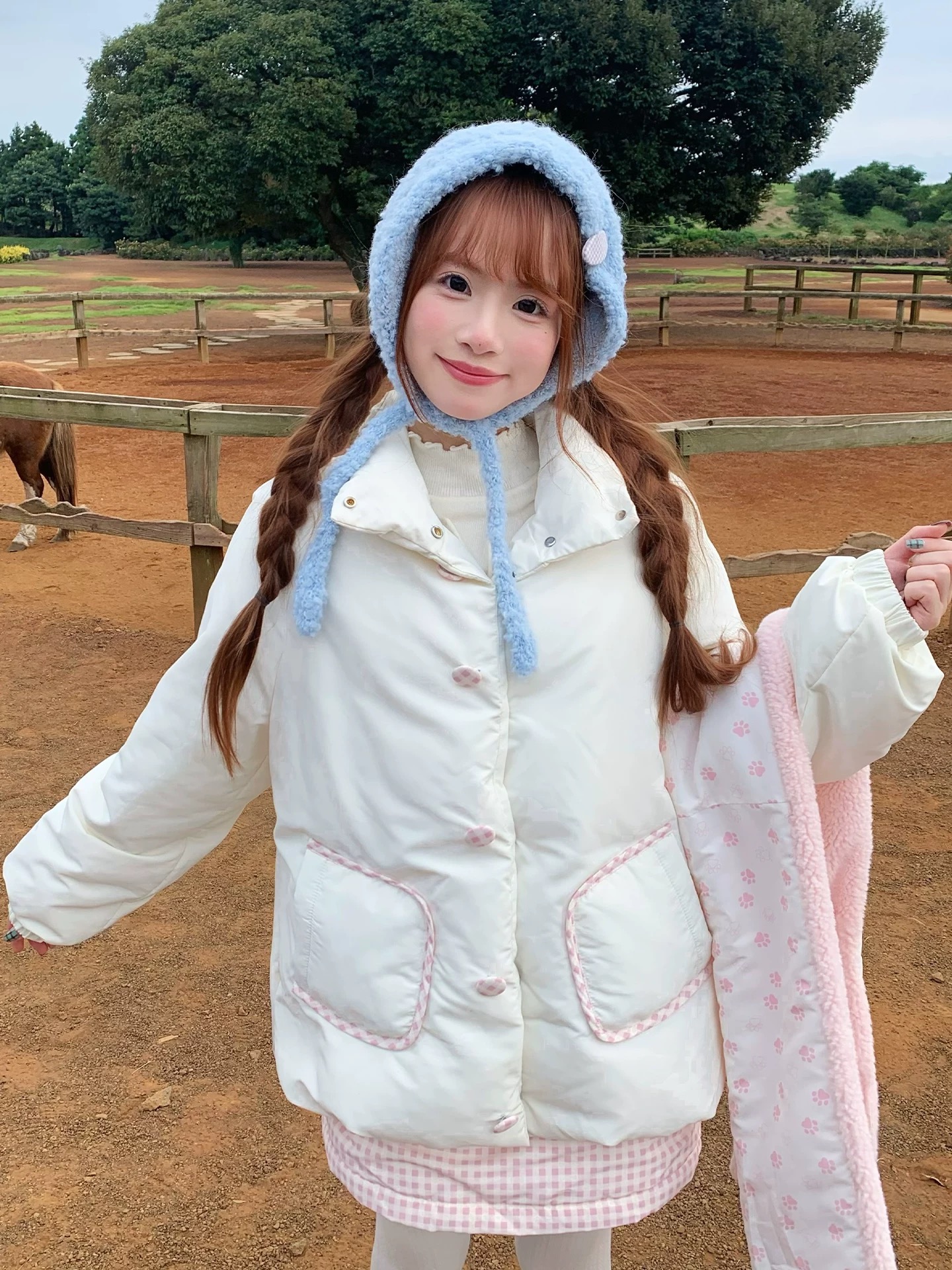 【现货】奶酪汪汪 拼格子90白鸭绒米色羽绒服+格子半身裙套装 - 图1