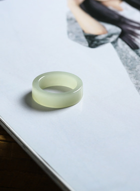 17号戒指 和田玉青白中宽直切款方口指环 363