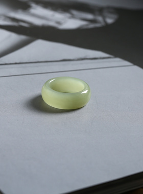 10号戒指 和田玉青黄口中宽圆弧素圈指环 2884