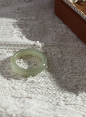 17号戒指 和田玉晴水青白泥鳅背圆弧素圈指环 8095