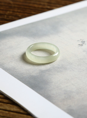 20号戒指 和田玉晴水青白窄条泥鳅背圆弧素圈指环 8108