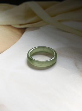 7号戒指 和田玉晴水青白小尺码窄条泥鳅背圆弧素圈指环 5754