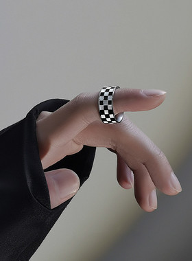 INS欧美小众设计潮牌经典钛钢不掉色镀18K金色方块黑白棋盘格戒指