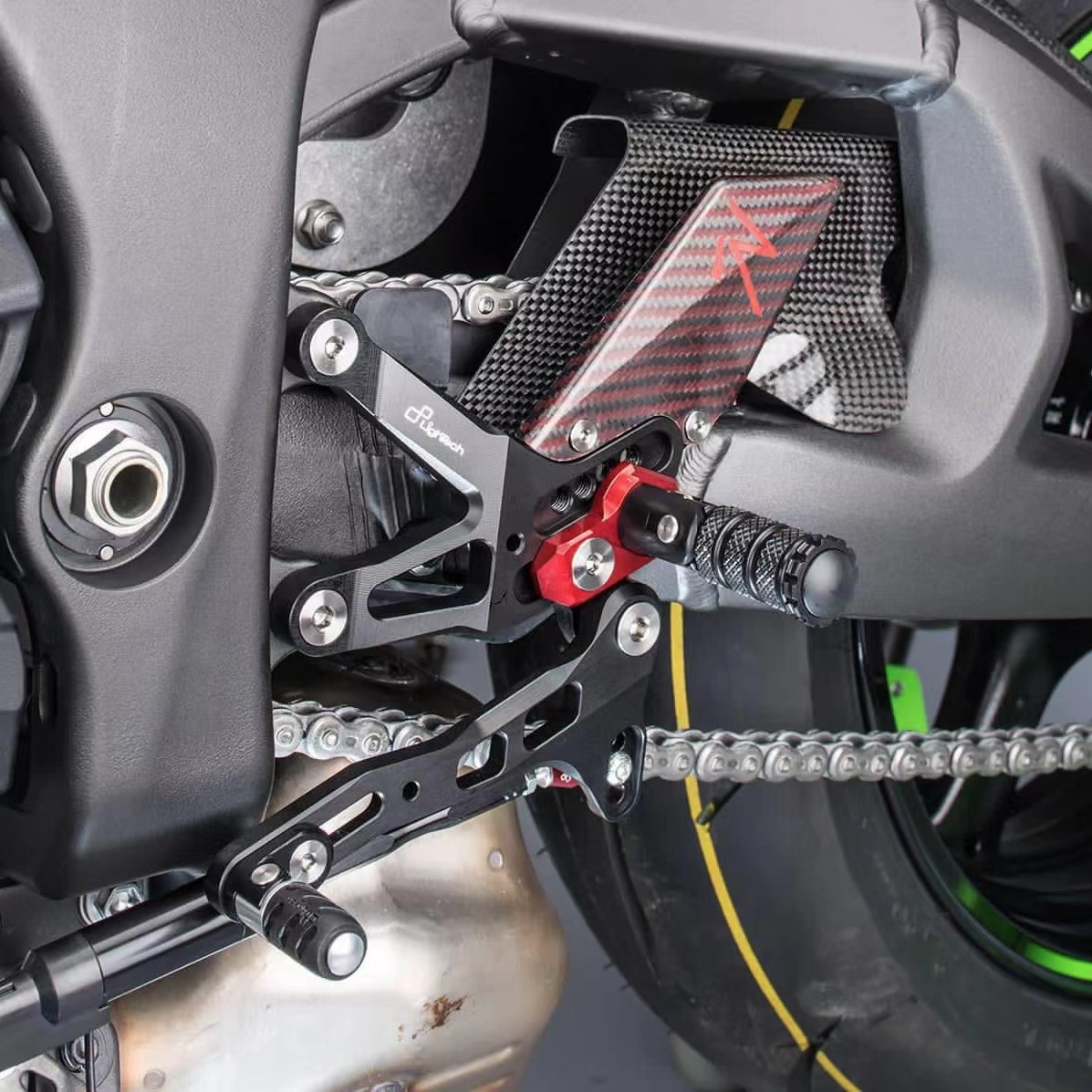 意大利Lightech 适用新款川崎ZX10R/RR 可调式改装升高竞技脚踏组 - 图3