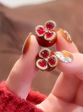 一款两戴红色水晶花朵珠珠耳钉女