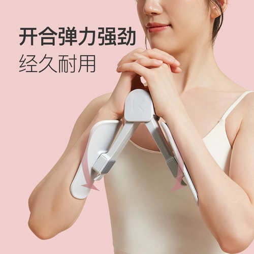 Держите устройство обучения мышцам тазового дна для домашнего послеродового ремонта.