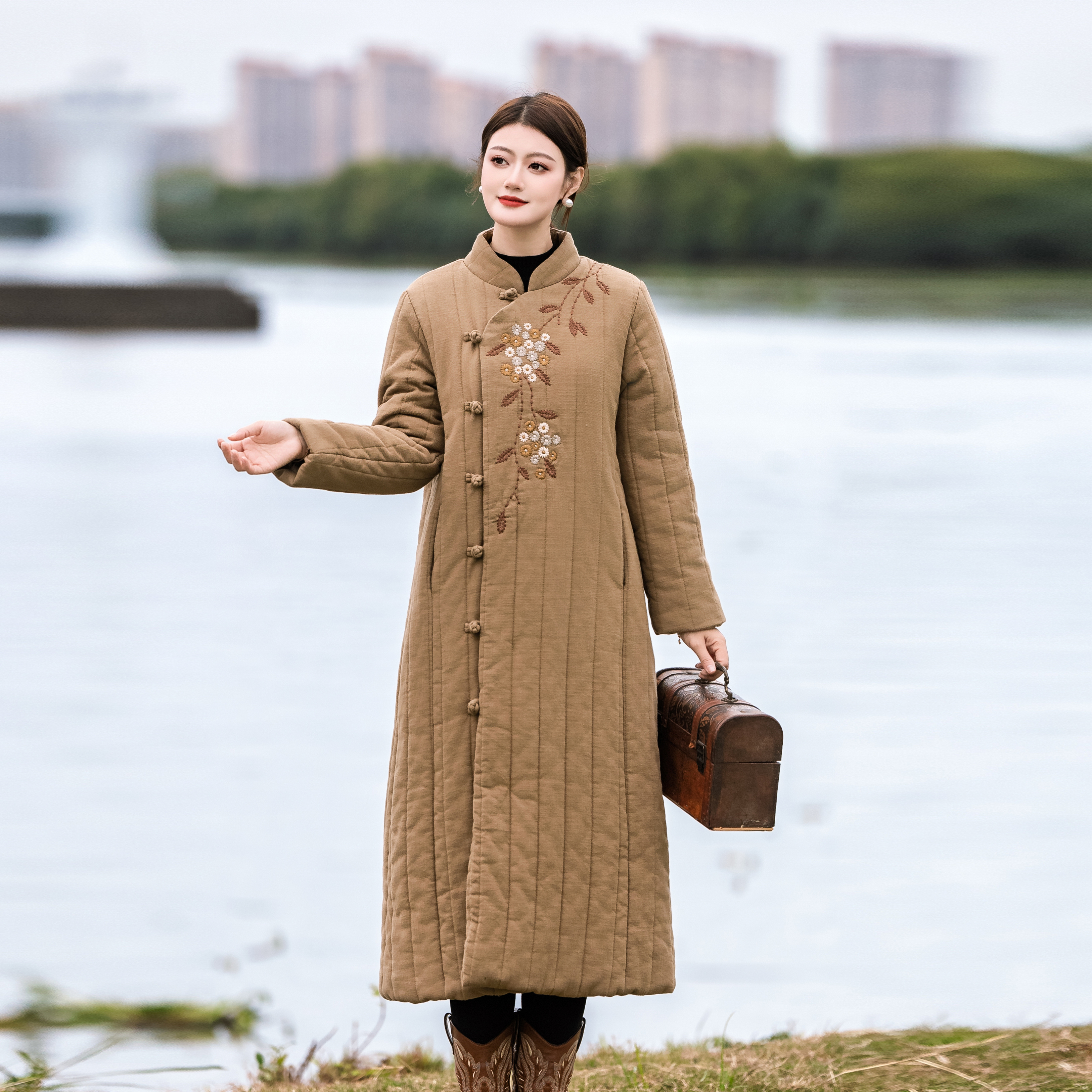 梅子家2025冬款国风女装刺绣盘扣中长款棉服改良旗袍修身棉衣外套