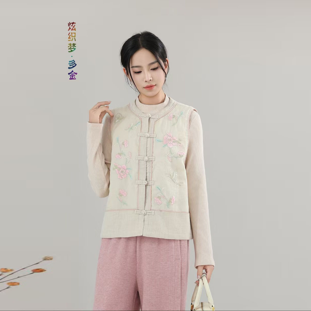 炫织梦新中式国风刺绣加棉马甲复古盘扣25年秋款民族风坎肩背心女