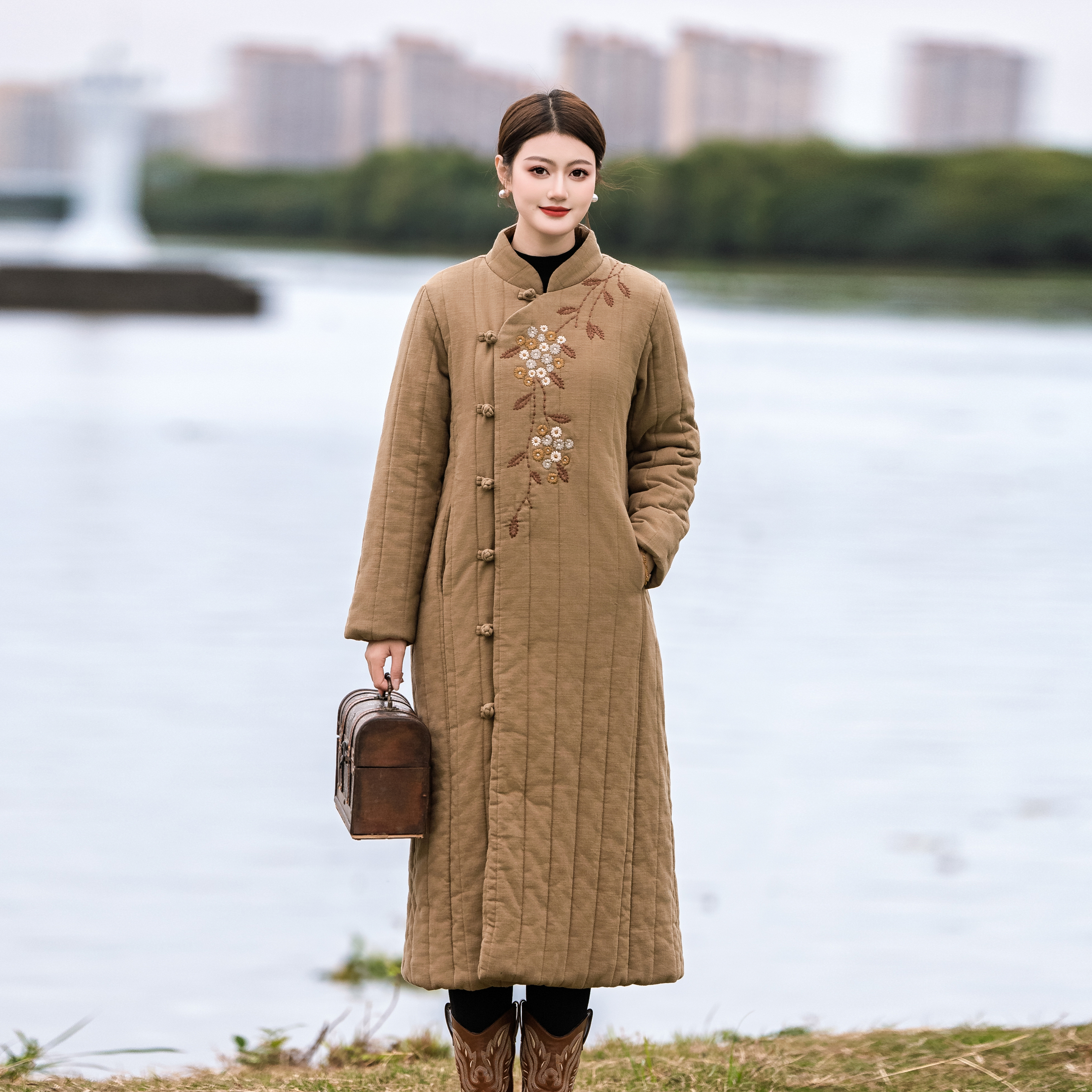 梅子家2025冬款国风女装刺绣盘扣中长款棉服改良旗袍修身棉衣外套