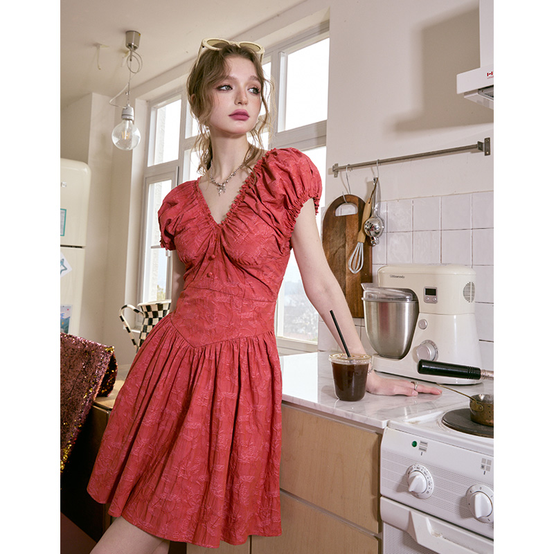 妖精的口袋抽褶提花法式红色v领连衣裙女2024年春夏新款显瘦裙子 - 图3