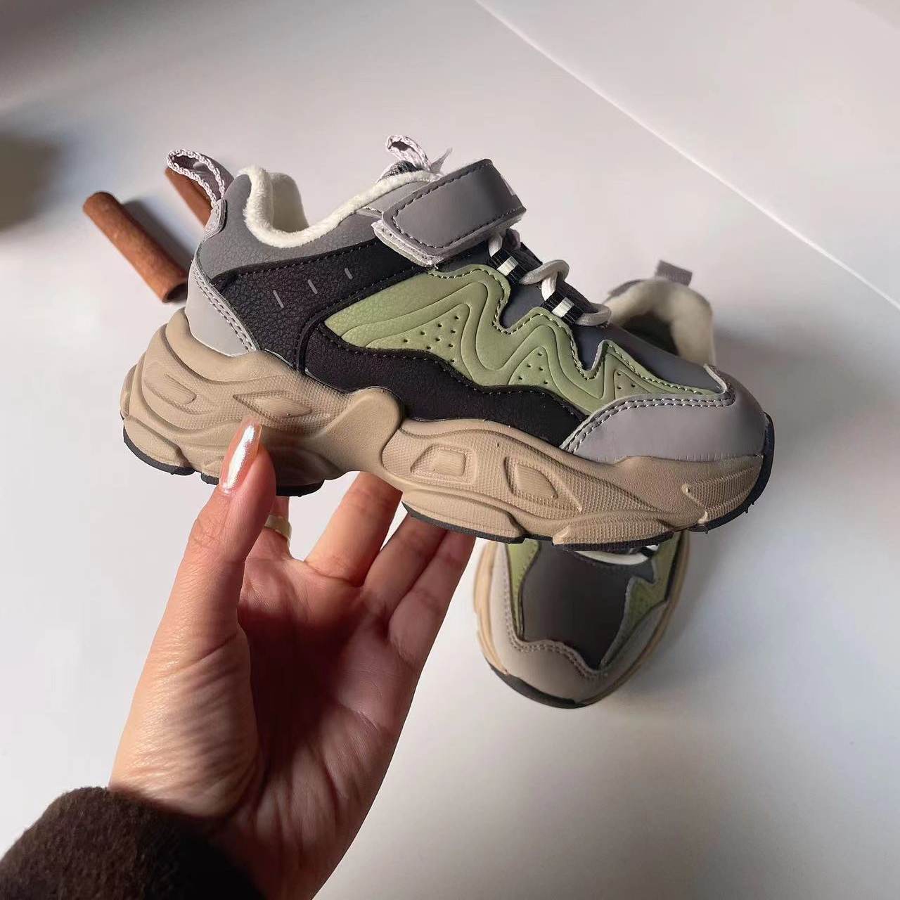 小黄鸭冬季棉鞋魔术贴男女宝宝防滑耐磨加厚加绒运动鞋24-30码 - 图1