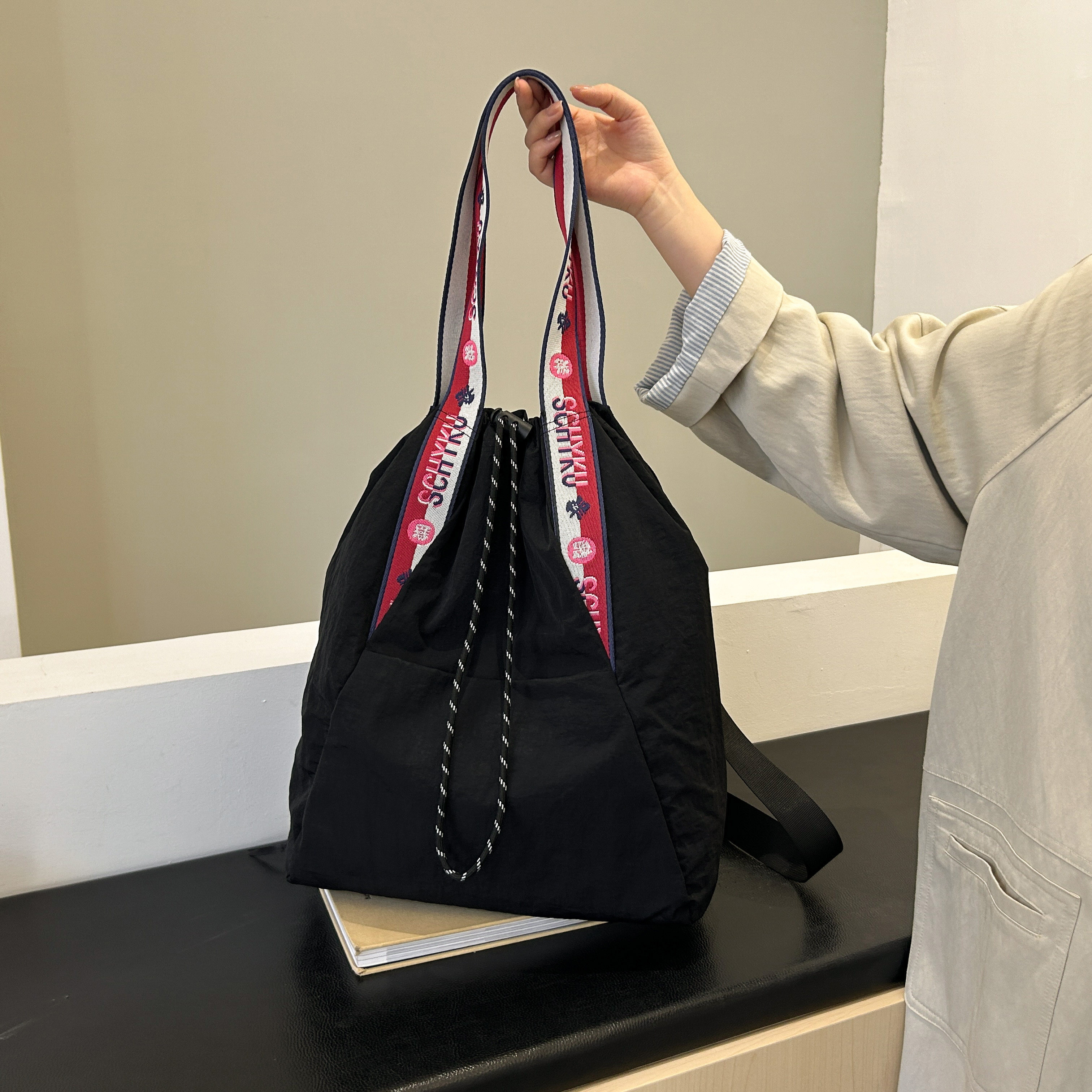 新款双肩单肩两用旅行抽绳包背包通勤托特大包尼龙布包大容量包包,淘宝优惠券,粉丝福利购,淘宝优惠卷