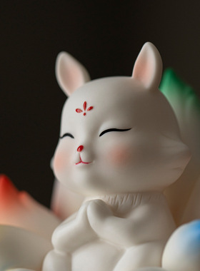 创意可爱白瓷九尾狐摆件陶瓷萌趣家居装饰品办公室桌面小摆设