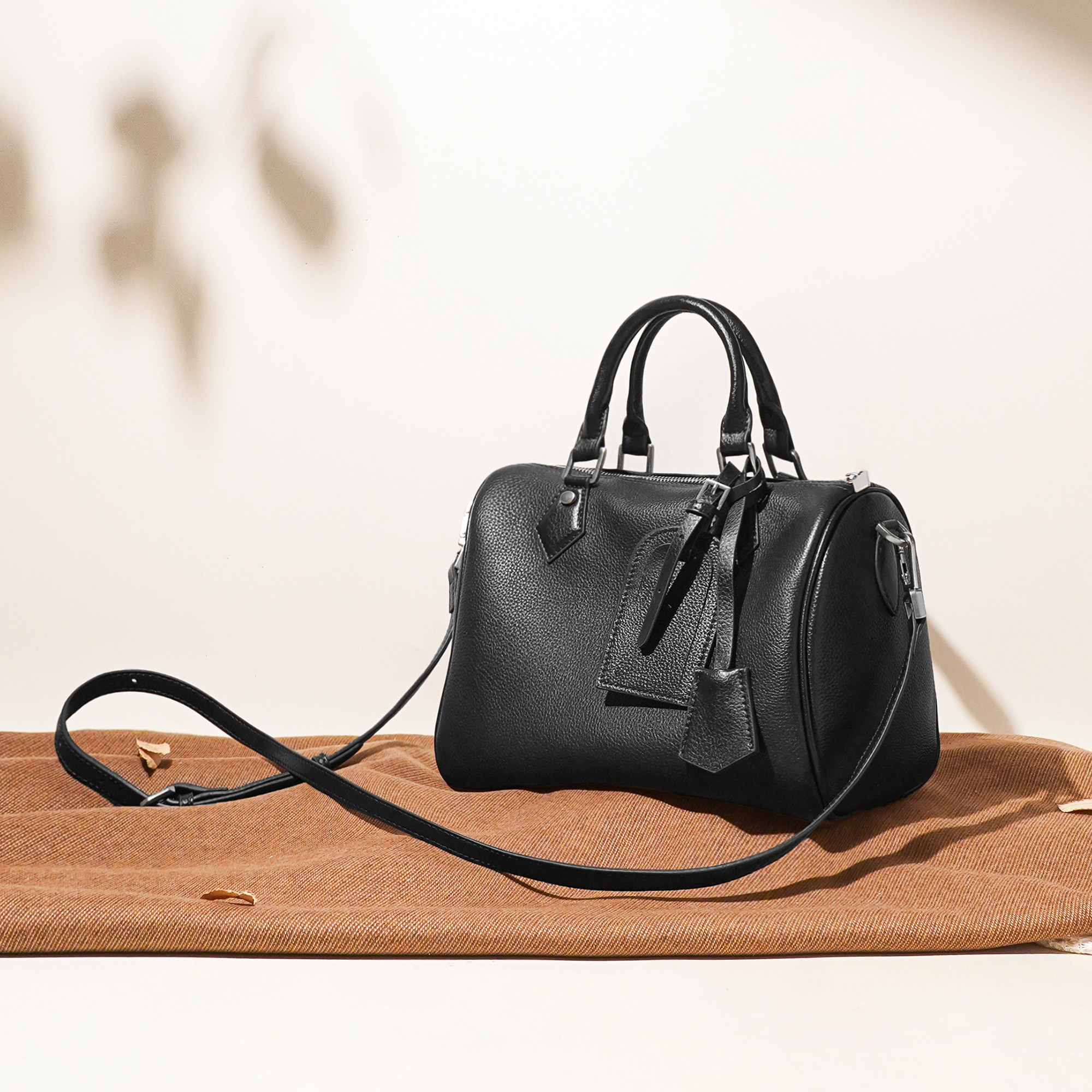 磨砂牛皮2025秋冬新款枕头包波士顿手提包大容量百搭通勤斜挎包女,淘宝优惠券,粉丝福利购,淘宝优惠卷