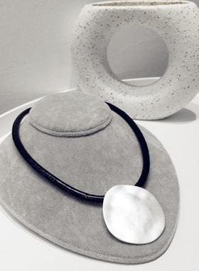 凹凸不平金属圆形片黑色皮绳项链