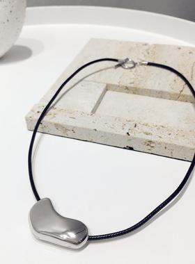 立体双面马蹄莲造型黑绳OT扣项链