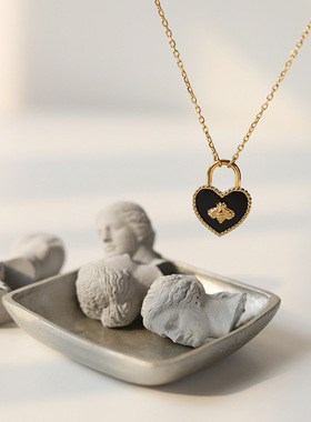 爱心锁头蜜蜂项链钛钢甜酷黑色女