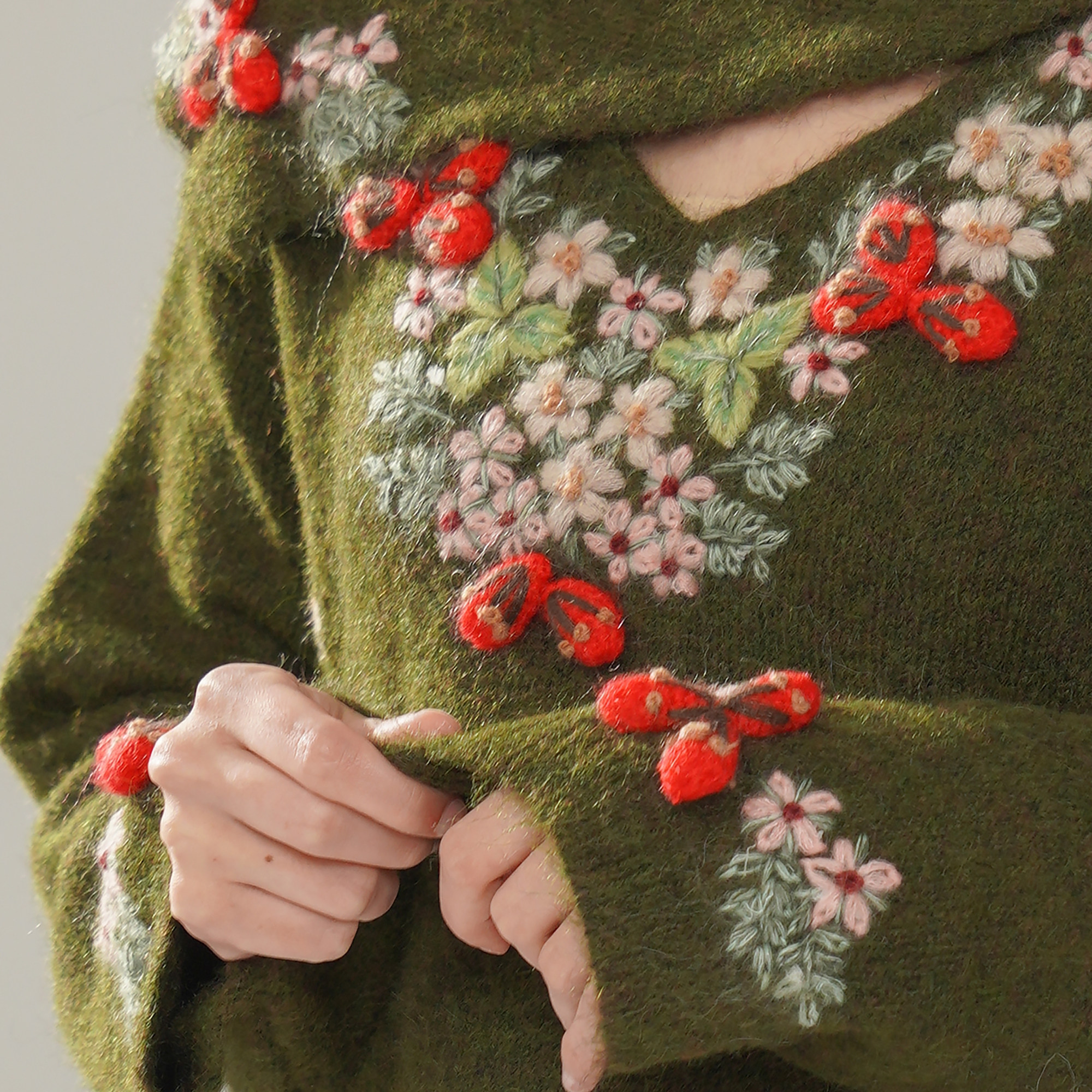脸儿艺限量版 原创设计重磅通身手工绣花圣诞绿V领毛衣半裙披肩,淘宝优惠券,粉丝福利购,淘宝优惠卷