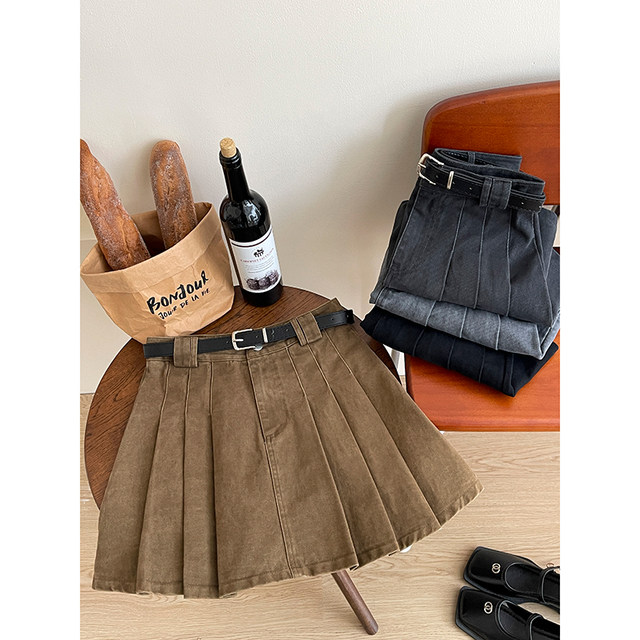 A slim and versatile simple atmosphere with a pleated short