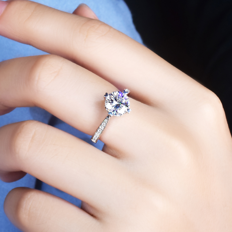 ¿ËÀ×ê½äÇáÉÝ΢Ïâµ¥ÅÅ×ê°®ÐÄËÄצ»é½ä 1 °×½ð 18K Īɣʯ½äָŮ CC ÃÀ¹ú ¿ËÀ×ê½äÇáÉÝ΢Ïâµ¥ÅÅ×ê°®ÐÄËÄצ»é½ä 1 °×½ð 18K Īɣʯ½äָŮ CC ÃÀ¹ú
