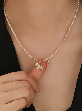 本命年马上有钱珍珠锁骨链小马女
