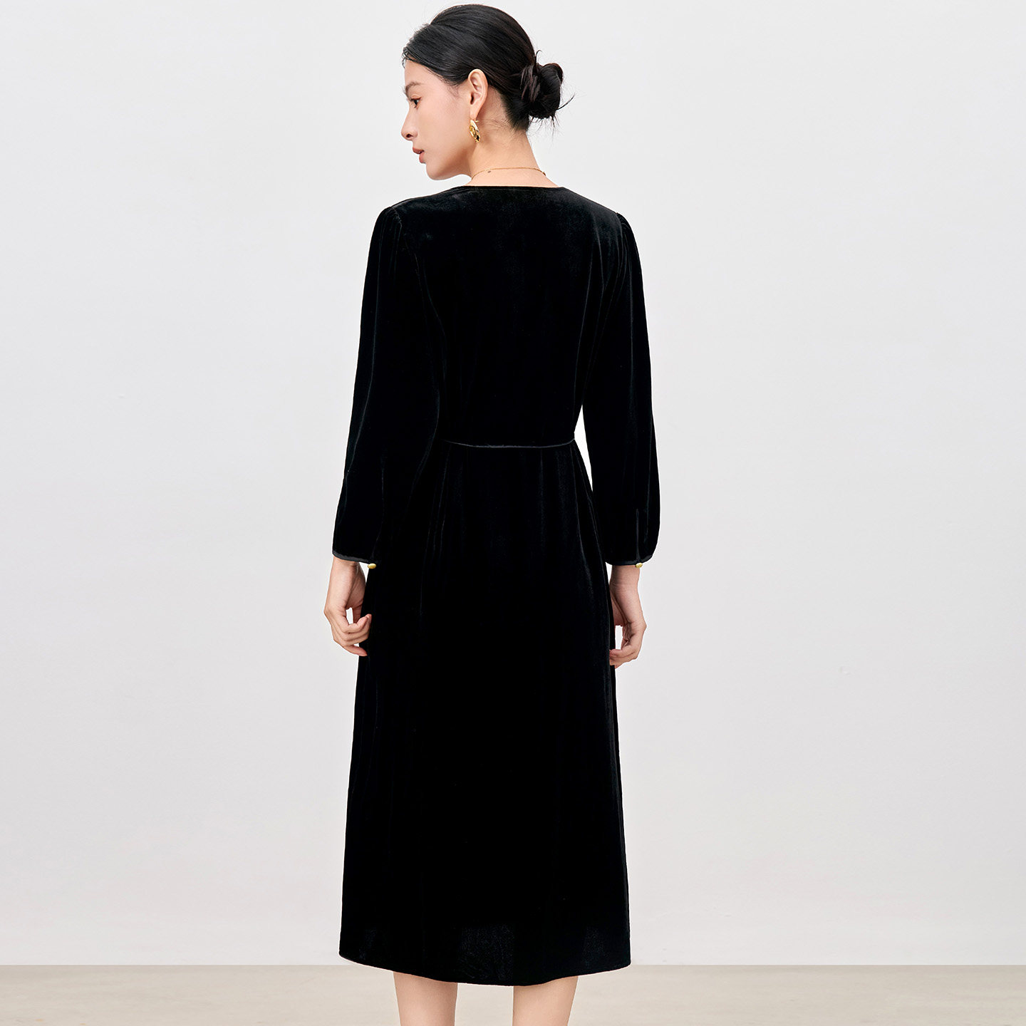 水墨佳人轻奢秋冬V领桑蚕丝连衣裙气质减龄修身显瘦真丝绒中长款