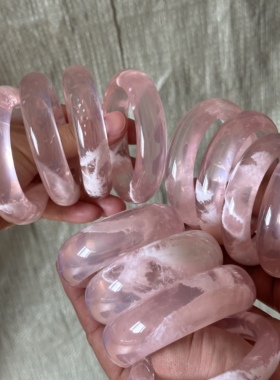天然收藏级粉雪花幽灵水晶手镯室内实拍图 底色超级粉