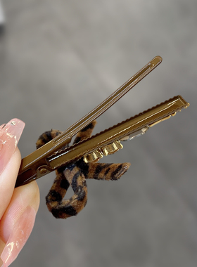 棕色豹纹丝绒蝴蝶结鸭嘴夹复古金属韩文质感夹身显贵精致侧边夹子