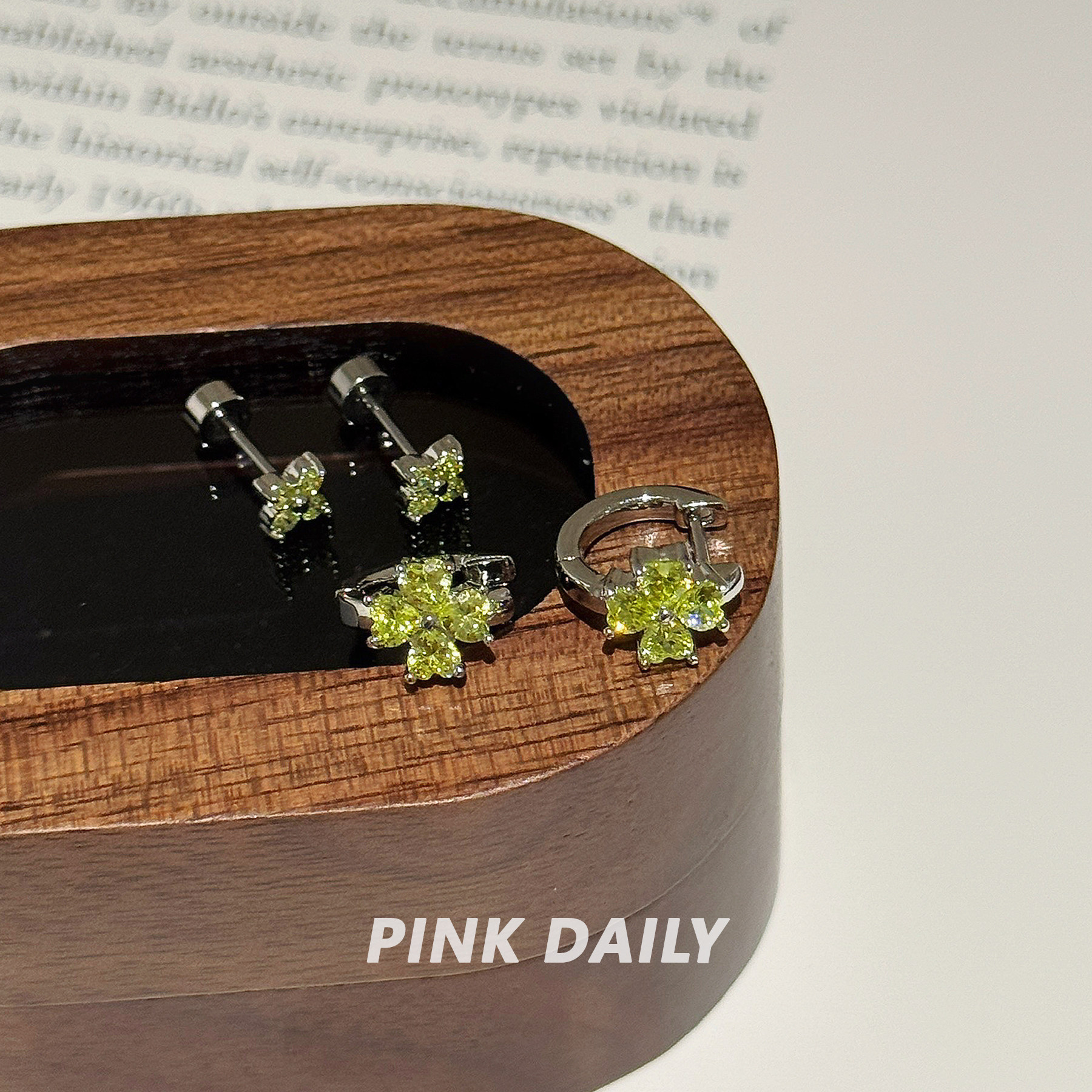 Pink Daily幸运四叶草爆闪锆石钛钢耳钉女绿色双耳洞耳圈精致耳饰,淘宝优惠券,粉丝福利购,淘宝优惠卷
