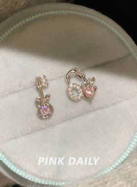 Pink Daily可爱粉色满钻吉他耳机钛钢耳钉女甜美精致耳骨钉耳饰