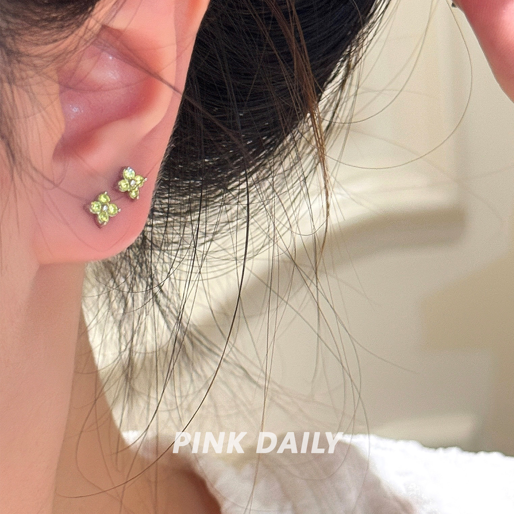 Pink Daily幸运四叶草爆闪锆石钛钢耳钉女绿色双耳洞耳圈精致耳饰,淘宝优惠券,粉丝福利购,淘宝优惠卷