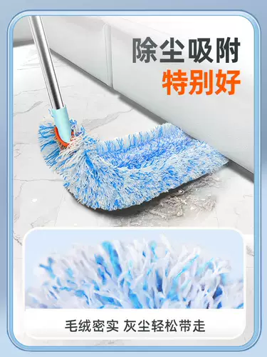 Очистка артефакта на дне кровати, чтобы очистить зазор под кроватью, чтобы очистить пыль, убирая очистку пыли, и драпировку под диваном дивана