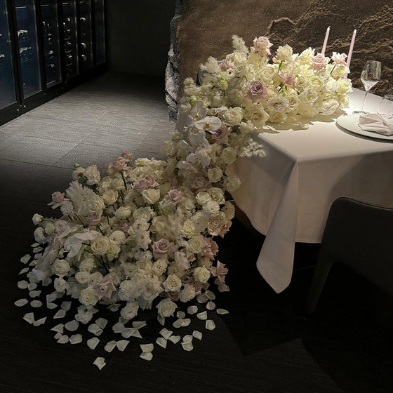 Birthday layout, simulated waterfall table flowers, light luxury living room table decorations, fake bouquets, indoor floral arrangements