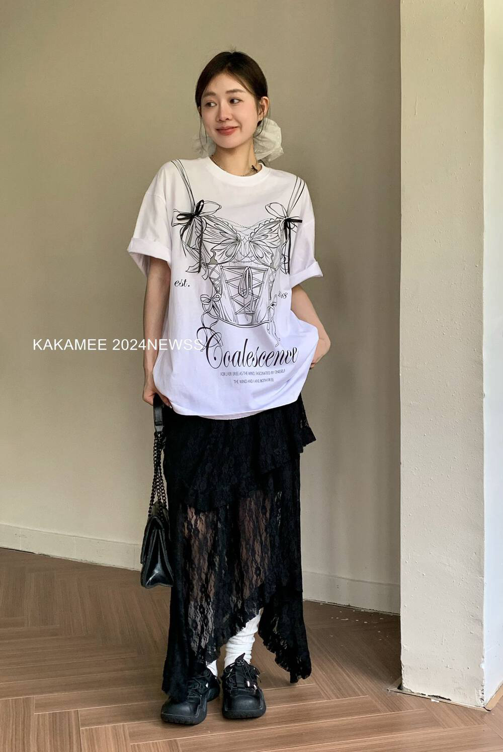 KAKAMEE夏季新款美式设计感喷画立体蝴蝶结短袖T恤白色 - 图3