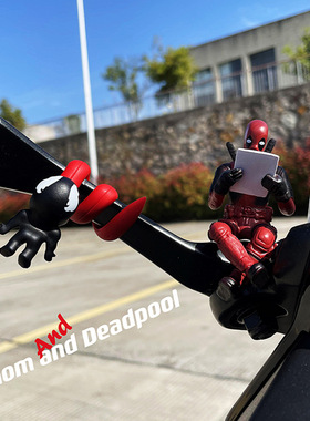 适用雅马哈125摩托车装饰品摆件天剑150巧格i125配件小公仔玩偶