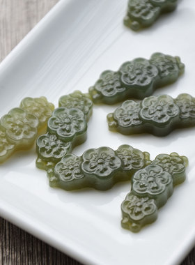 天然无优化和田玉雕刻梅花牌手牌