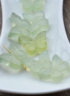 天然无优化岫玉竖孔冰透蝴蝶吊坠