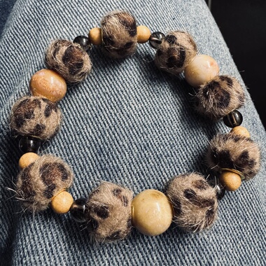 原创设计手工串珠豹纹手链 秋冬毛绒绒款手链珊瑚玉芭比檀木手链