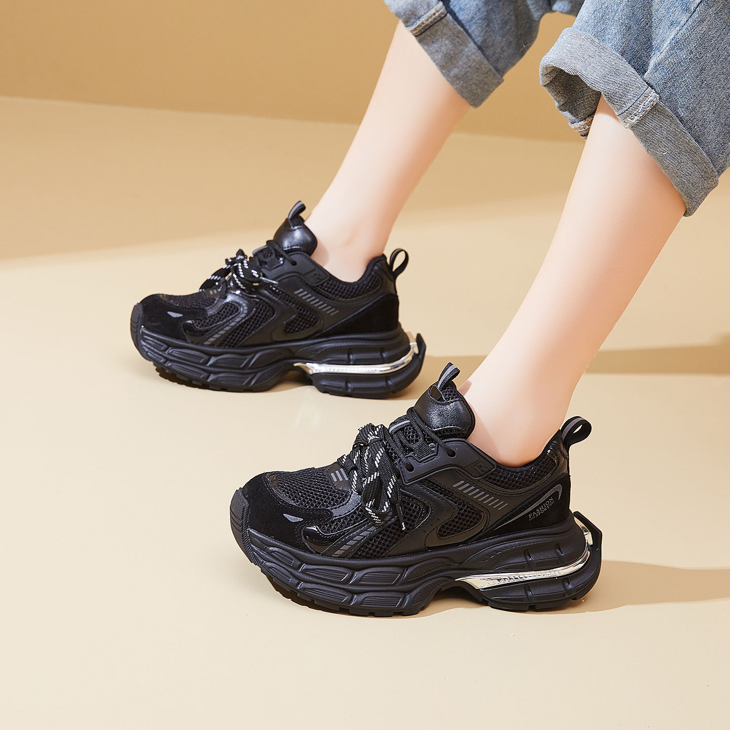 老爹鞋女款2025新款真皮秋冬季加棉加绒轻便防滑厚底增高运动鞋子 - 图1