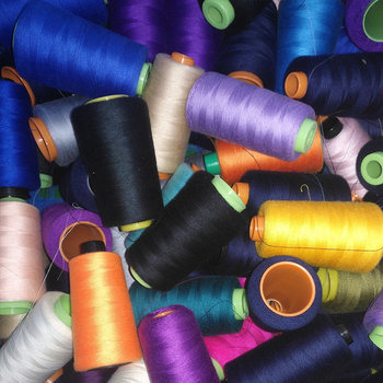ການຂົນສົ່ງຟຣີມີນໍ້າຫນັກ 40/2 ມືຫຍິບຖັກແສ່ວອັນດີງາມ embroidery ດອກ thread ເຄື່ອງນຸ່ງຫົ່ມລຸ່ມອື່ນໆ thread ຂະຫນາດນ້ອຍ coil polyester ເຄື່ອງຫຍິບ thread