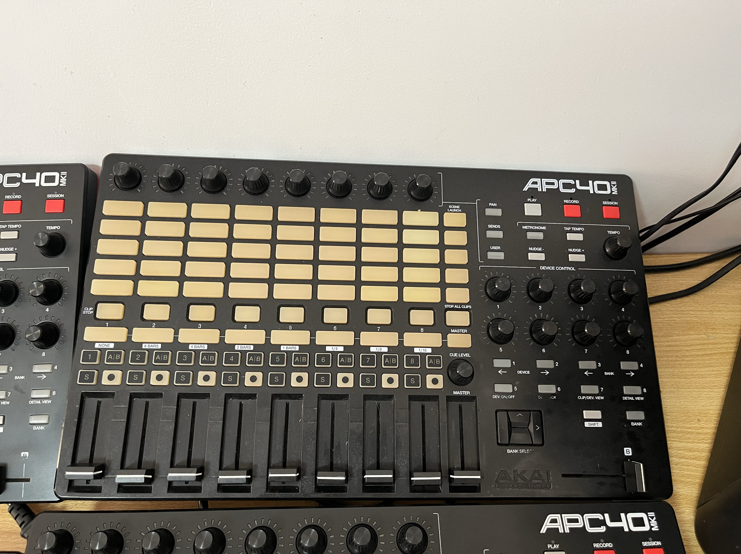 雅佳 AKAI APC40MK2 酒吧VJ控台 大屏 视频 灯光 舞曲编辑 控制器 - 图3