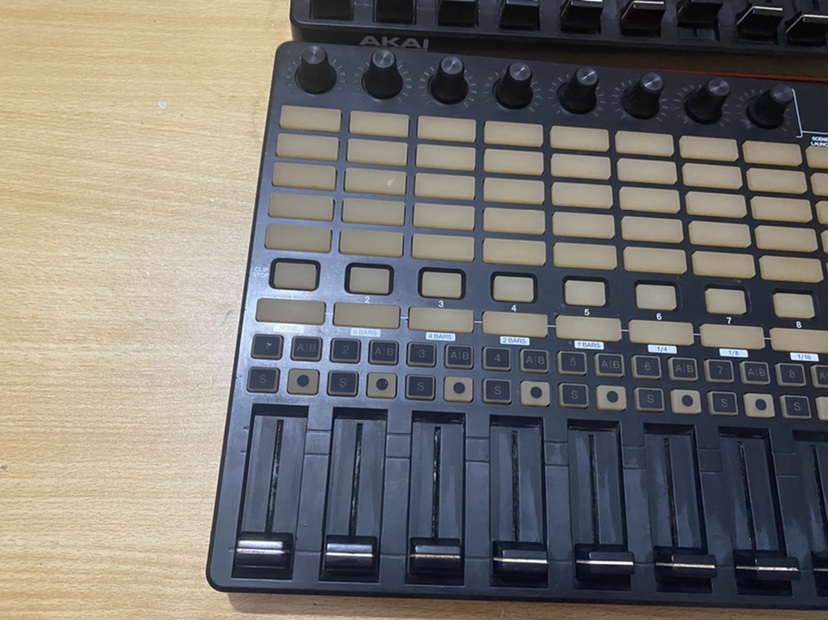 AKAI 雅佳APC40MK2 VJ控制器 酒吧大屏 灯光 视频控制。正常使用 - 图3