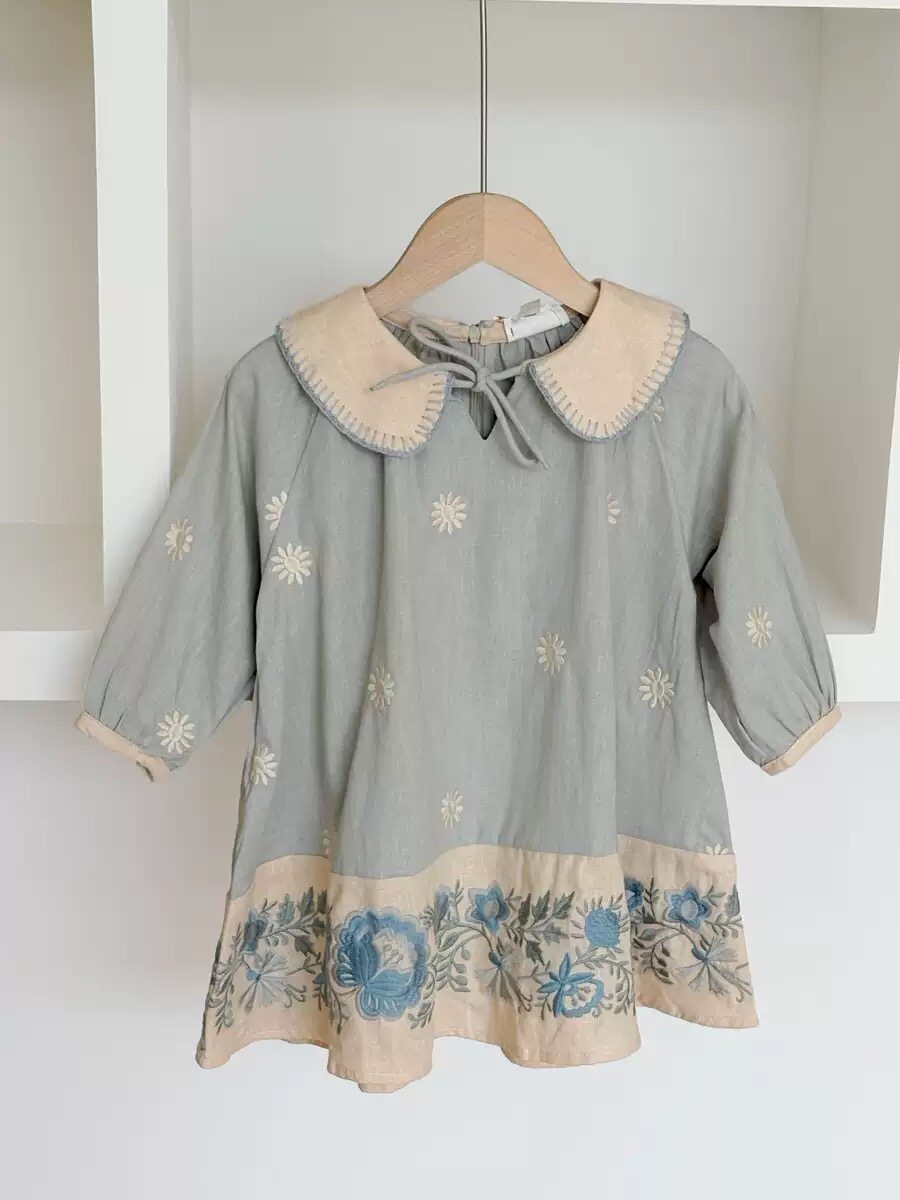 2025秋季apo新款女孩女童欧美风灰蓝雏色菊系重工翻领刺绣连衣裙 - 图3