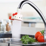 Японское разгибание к смесительству установлено в водопроводном водопроводе.