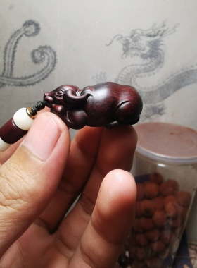 紫檀精雕刻新款式红木头动物生肖牛汽车钥匙扣挂件文盘玩吊坠饰品