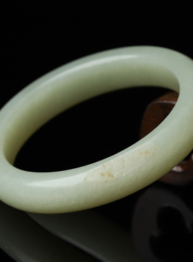 亲宝水晶收藏级籽料和田玉手镯