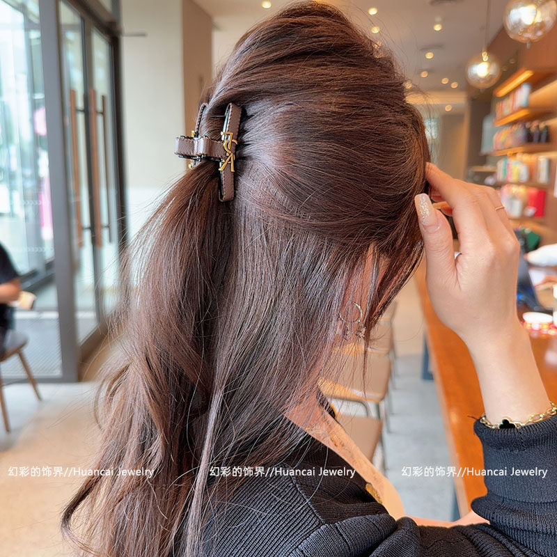 2025新款皮质发饰6厘米小抓夹时尚OL复古字母通勤刘海抓鲨鱼夹女,淘宝优惠券,粉丝福利购,淘宝优惠卷