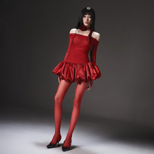 Sweet and spicy red pleated one-shoulder dress